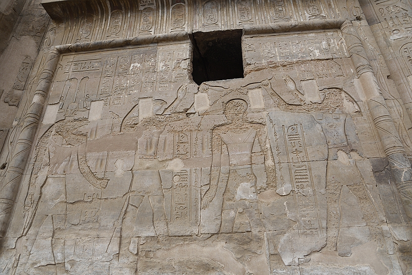 45 MAK_6347.jpg - Uno dei fondatori del tempio mentre Thoth, dio della scrittura, della sapienza e della luna, scriba degli dei, rappresentato come ibis e Horus, gli versano acqua dal Nilo.

